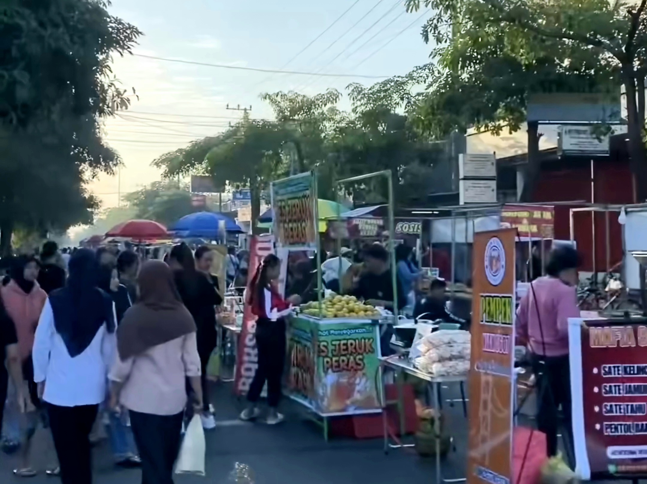 Kondisi PKL yang berjualan pada saat kegiatan Car Free Day di Tulungagung (isal/memo)