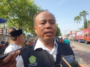 Kasi Penyelenggaraan Haji dan Umroh (PHU), Kantor Kemenag Tulungagung, Suryani saat membeberkan jemaah haji asal Tulungagung yang dipulangkan lebih awal (isal/memo)