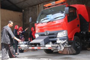 Kepala DLH Gulang Winarno saat menunjukkan truk road sweeper (sony/memo)