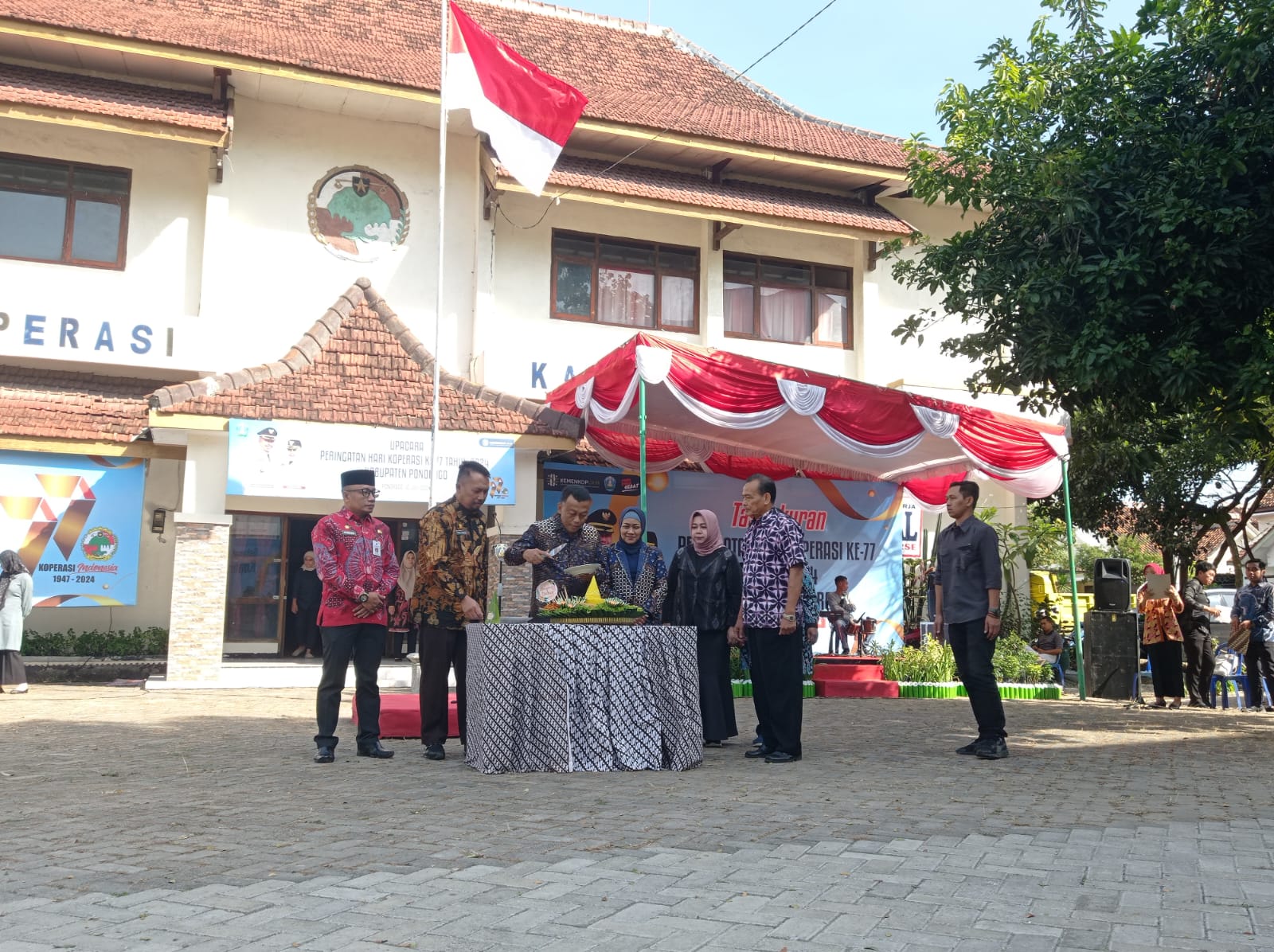 Bupati Ponorogo Sugiri Sancoko saat menghadiri peringatan hari koperasi nasional