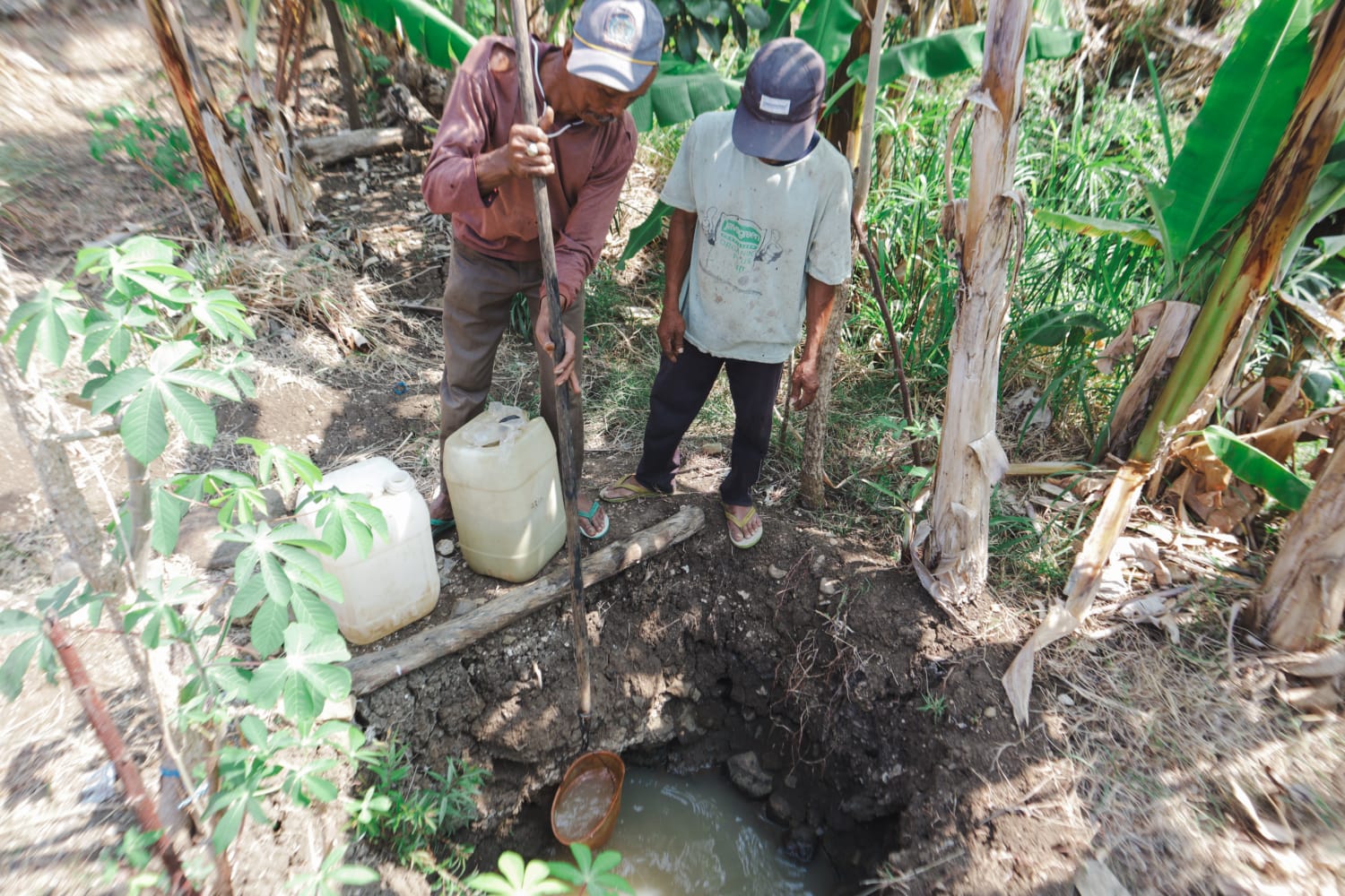 Sejumlah warga saat mengambil air sungai