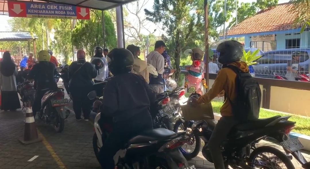 Sejumlah masyarakat saat mengantre pembayaran pajak kendaraan