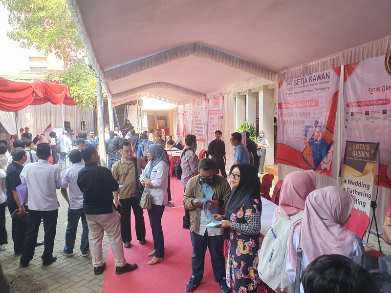 Masyarakat Tulungagung saat menghadiri event job fair atau bursa kerja yang digelar di halaman Kantor Disnakertrans Tulungagung (isal/memo)