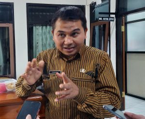 Sunarto saat dikonfirmasi terkait lima hari kerja puskesmas (angga/memo)