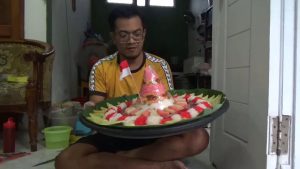 Tumpeng kreasi merah putih ala David yang banyak dipesan pada momen agustusan. (agung/memo)