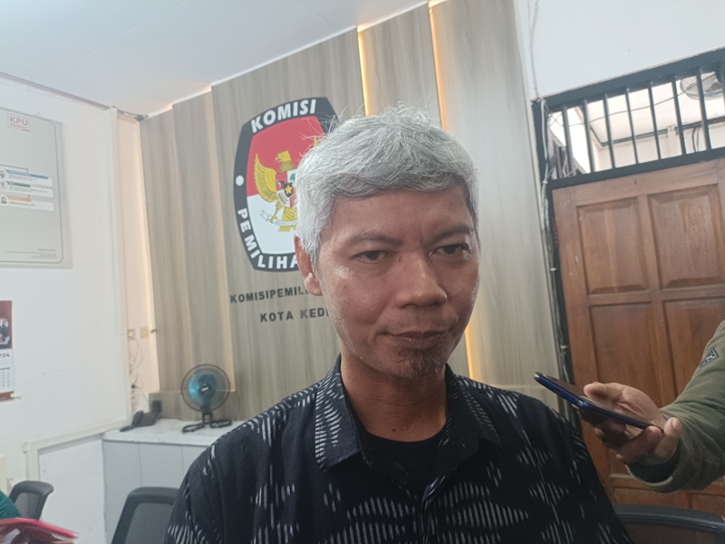 Ketua KPU Kota Kediri saat memberikan keterangan (rizky/memo)