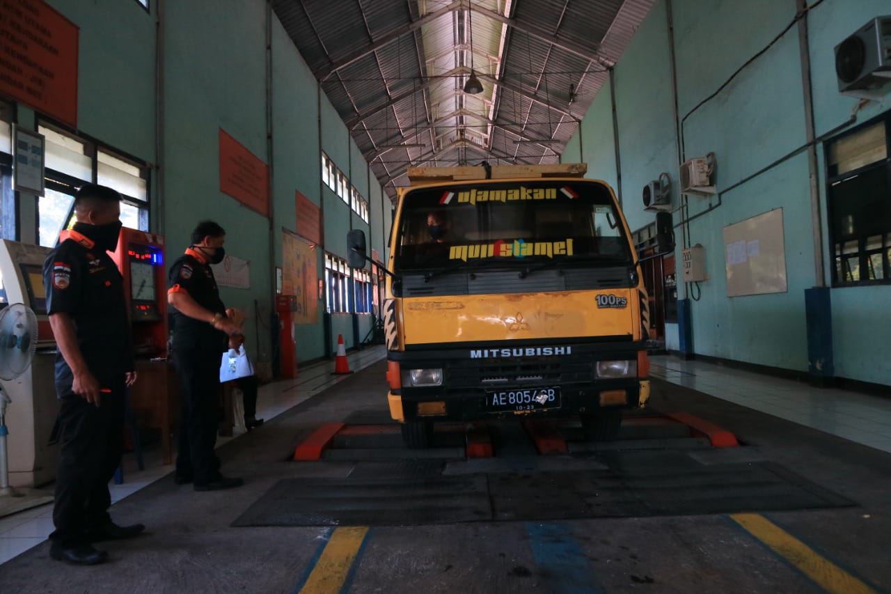 Truk road sweeper saat di uji coba dijalan Hos Cokroaminoto (Sony/memo)