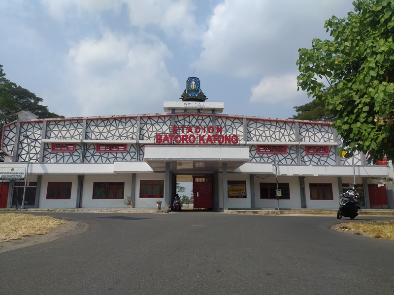 Stadion Batoro Katong yang masih dalam proses perbaikan rumput