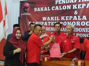 Sugiri Sancoko dan Lisdyarita saat menyerahkan berkas pendaftaran calon Bupati Ponorogo beberapa waktu lalu (dok.memo)