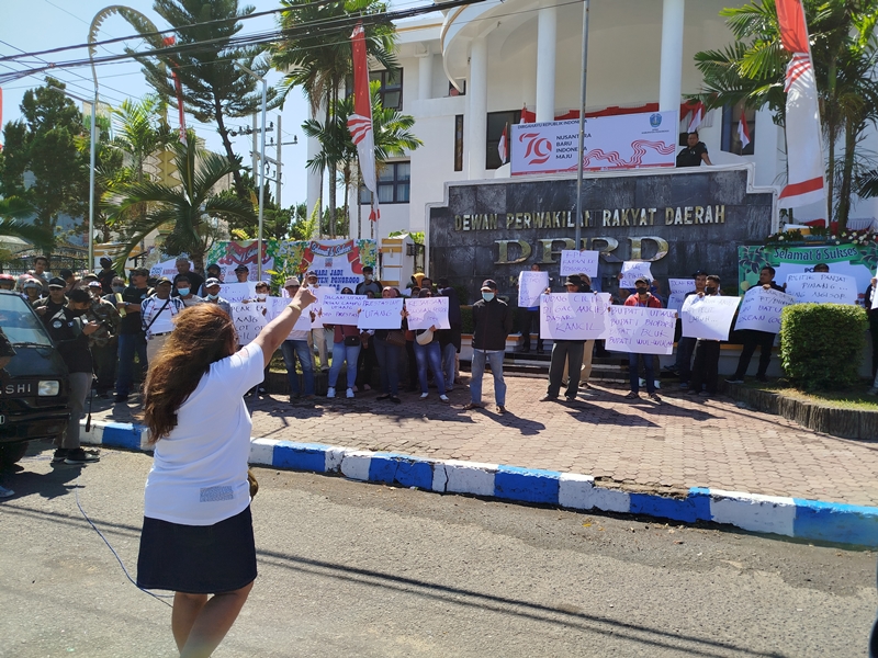 Puluhan masyarakat saat demo di DPRD kabupaten Ponorogo