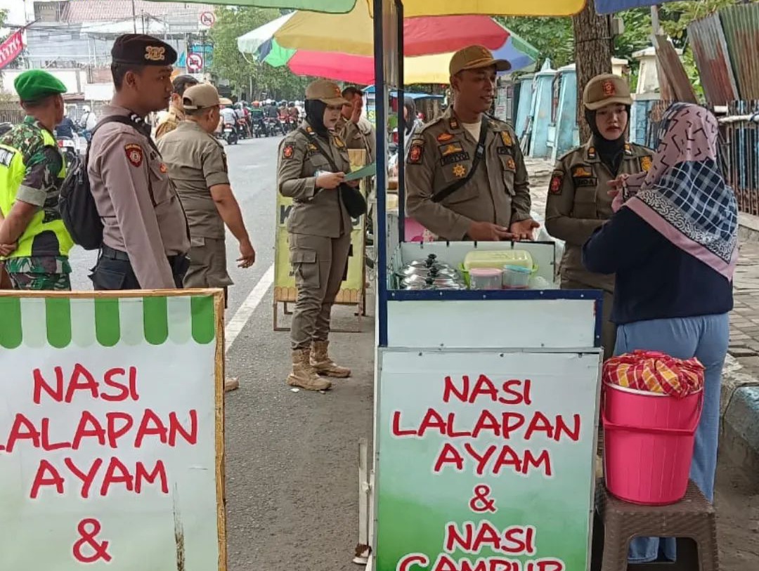 Proses penertiban PKL yang dilakukan oleh Satpol PP Tulungagung yang berjualan di jalur Protokol (isal/memo)